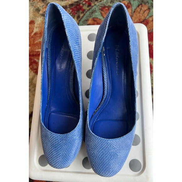 BCBG Generation Blue Leather Pumps Sz 8 /38 Kitten heel Almond shape Carrier - Picture 1 of 10